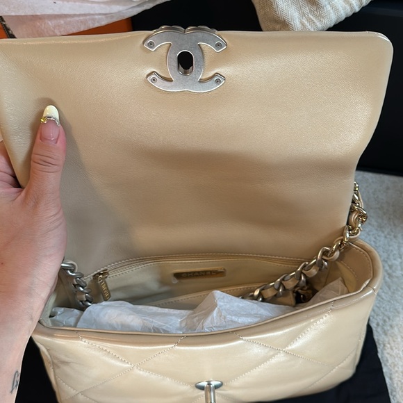 Chanel 19 22C Beige Small Flap - Full Set - Picture 2 of 10